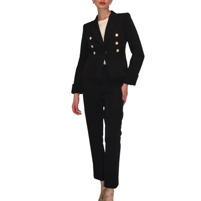 Tailleur pantalone con giacca corta e bottoni dorati CLO'